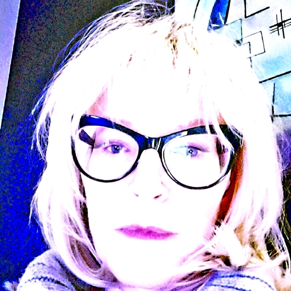 Meet your Posher, Karen - Picture 1 of 2